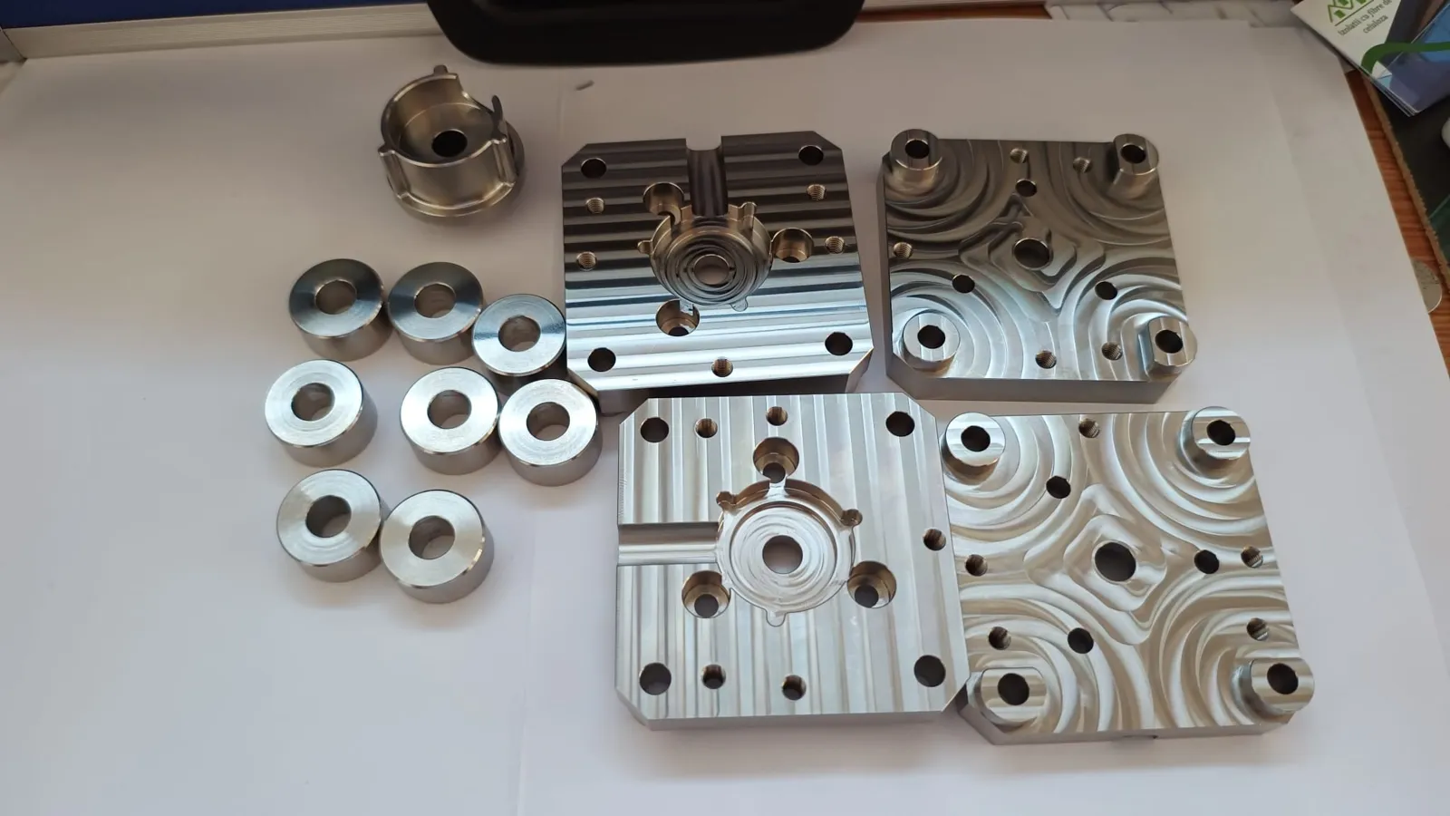Piesă din aluminiu frezată CNC, fixată în menghină