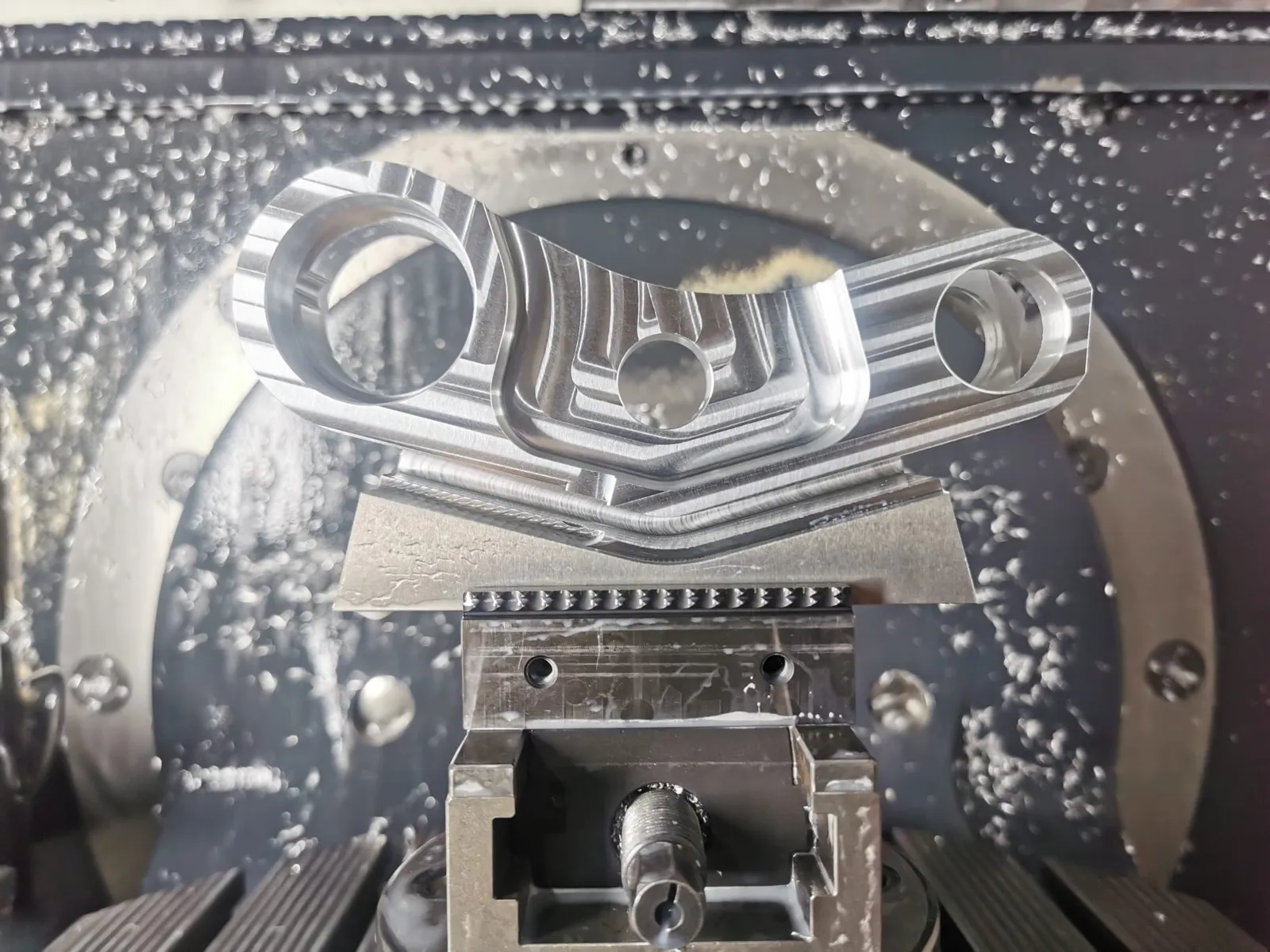 Piesă metalică prelucrată cu suprafețe funcționale